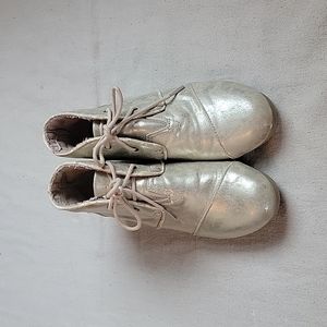 Cute boots. Used but pretty nice. Size 4 gold